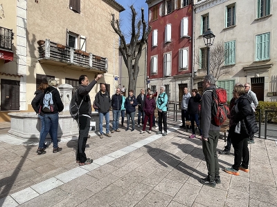 Visite comment&eacute;e du village de Flassans